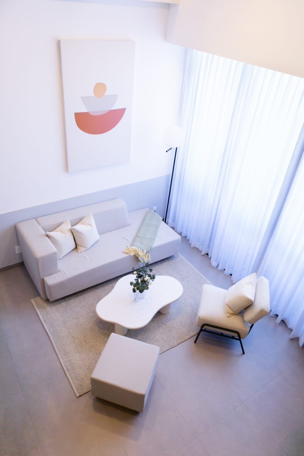 Sala de estar de doble altura, luminosa, del departamento muestra terminado