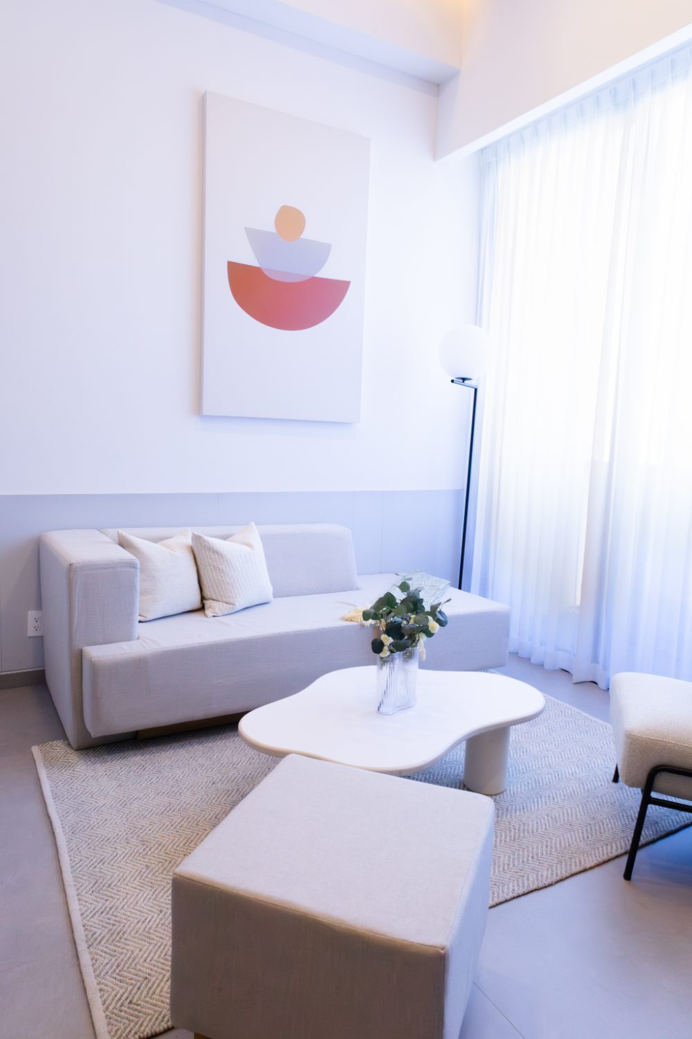 Sala de estar luminosa con sofá y obra de arte, modelo Gala