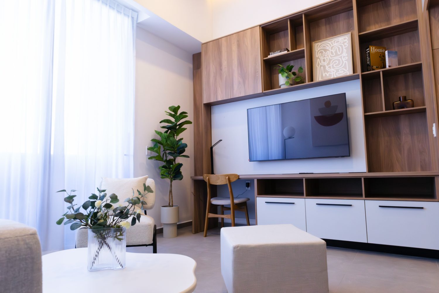 Sala con muro multimedia de madera y escritorio integrado de la Unidad 1009, modelo Gala