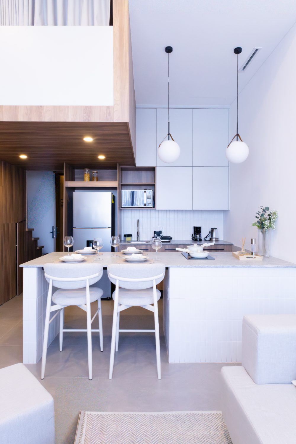Cocina equipada y barra-comedor de la Unidad 312, modelo Gala